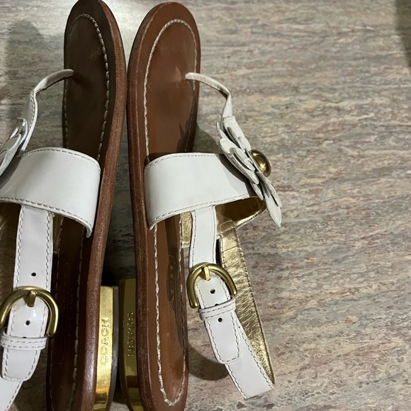Coach thong sandals with embossed daisies - Picture 5 of 16